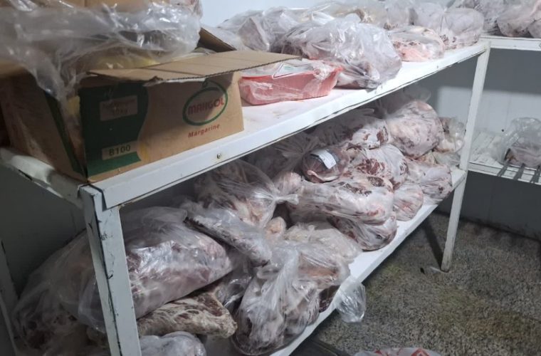 گوشتهای فاسد در یک رستوذان گوشتهای فاسد در یک رستوذان