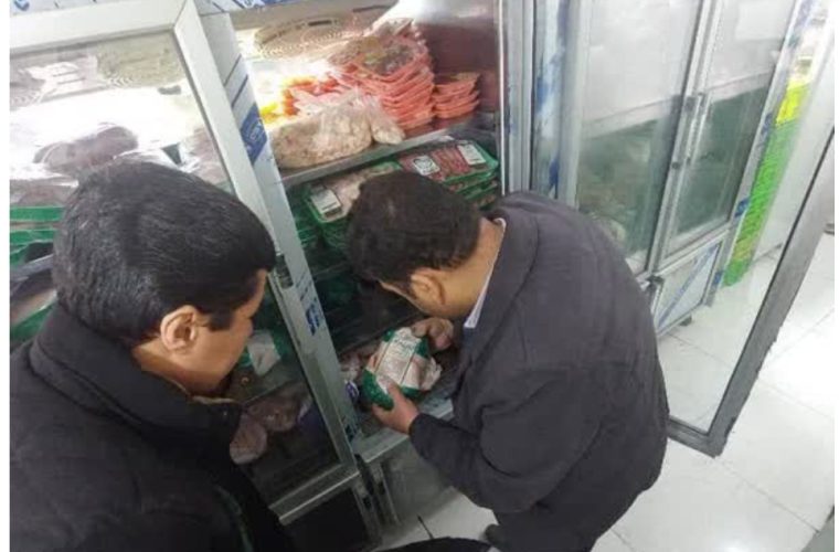 جلوی مرغ فروشی تاریخ گذاشته گرفته شد جلوی مرغ فروشی تاریخ گذاشته گرفته شد