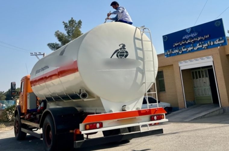 صدور و تمدید پروانه بهداشتی بیش از۲۰۰ خودروی حمل فرآورده های خام دامی، نهاده و مواد ریز مغذی توسط شبکه دامپزشکی شهرستان نجف آباد