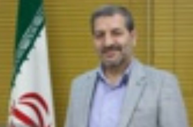 معاون فرهنگی شهردار اصفهان: پیوستنگاری فرهنگی حلقه مفقوده کیفیت پروژههای بزرگ شهری است معاون فرهنگی شهردار اصفهان گفت: بیتوجهی به ملاحظات فرهنگی در برخی پروژهها موجب بروز نواقص اجرایی شده و پیوستنگاری فرهنگی راهکاری راهبردی برای اصلاح این روند است. به گزارش اداره ارتباطات رسانهای شهرداری اصفهان، کمال حیدری در نخستین جلسه پیوستنگاری فرهنگی منطقه ۸ شهرداری که با حضور حسن محمدحسینی مدیر این منطقه و جمعی از رؤسای ادارات و مدیران شهری برگزار شد، بر ضرورت تسریع و دقت در اجرای پیوستهای فرهنگی و اجتماعی در پروژههای کلان شهری تأکید کرد. وی با بیان اینکه پیوستنگاری فرهنگی یکی از ارکان اساسی تحقق توسعه پایدار شهری بهشمار میرود، اظهار کرد: در بخشی از پروژههای شهری، ملاحظات فرهنگی و اجتماعی بهصورت نظاممند پیشبینی نشده است و این خلأ در برخی موارد به بروز چالشها و نواقص اجرایی منجر شده است. معاون فرهنگی شهردار و رئیس سازمان فرهنگی، اجتماعی و ورزشی شهرداری اصفهان با اشاره به کارکردهای راهبردی پیوستنگاری فرهنگی افزود: این رویکرد، امکان همراستاسازی پروژههای عمرانی و خدمات شهری با نیازهای اجتماعی، فرهنگی و هویتی شهروندان را فراهم میکند و نقش مؤثری در پیشگیری از نارضایتیهای عمومی، تعارضات فرهنگی و آسیبهای اجتماعی دارد. وی با تأکید بر ضرورت عبور از نگاه صرفاً اسنادی به این موضوع خاطرنشان کرد: پیوستنگاری فرهنگی نباید به تدوین دستورالعملها محدود شود، بلکه لازم است با نظارت مستمر و رویکردی اجرایی در تمام مراحل برنامهریزی، اجرا و بهرهبرداری پروژههای شهری لحاظ شود. در ادامه این نشست، حسن محمدحسینی مدیر منطقه ۸ شهرداری اصفهان با اشاره به طرح موضوع پیوستنگاری فرهنگی و اجتماعی در دورههای پیشین مدیریت شهری گفت: با وجود طرح این رویکرد در سالهای گذشته، تاکنون اجرای منسجم و عملیاتی آن محقق نشده است و آغاز اجرای این فرایند در منطقه ۸ میتواند نقطه عطفی در ارتقای کیفیت پروژههای شهری باشد. وی با اعلام آمادگی کامل مدیریت منطقه برای اجرای دقیق این طرح تصریح کرد: پیادهسازی جامع پیوستنگاری فرهنگی میتواند به افزایش رضایتمندی شهروندان، تقویت ارتباط پروژههای شهری با بافت اجتماعی منطقه و بهبود کیفیت زیست شهری منجر شود. این نشست، حکم مسئولیت دبیری کارگروه پیوستنگاری فرهنگی منطقه ۸ به رئیس اداره فرهنگی و اجتماعی منطقه اعطا شد و مقرر شد پیوستنگاری فرهنگی دو پروژه منتخب این منطقه در سال جاری، با راهبری وی و با همکاری تسهیلگر آموزشدیده معرفیشده از سوی سازمان فرهنگی اجتماعی شهرداری اصفهان تدوین و اجرایی شود. همچنین بر اساس مصوبات این جلسه، پیوستنگاری فرهنگی پروژههای منتخب با رویکرد شناسایی پیامدهای اجتماعی، حفظ هویت محلی، تقویت سرمایه اجتماعی و ارتقای کیفیت زندگی شهری دنبال خواهد شد و نتایج آن بهعنوان الگوی اجرایی برای سایر پروژههای شهری منطقه مورد استفاده قرار میگی معاون فرهنگی شهردار اصفهان: پیوستنگاری فرهنگی حلقه مفقوده کیفیت پروژههای بزرگ شهری است معاون فرهنگی شهردار اصفهان گفت: بیتوجهی به ملاحظات فرهنگی در برخی پروژهها موجب بروز نواقص اجرایی شده و پیوستنگاری فرهنگی راهکاری راهبردی برای اصلاح این روند است. به گزارش اداره ارتباطات رسانهای شهرداری اصفهان، کمال حیدری در نخستین جلسه پیوستنگاری فرهنگی منطقه ۸ شهرداری که با حضور حسن محمدحسینی مدیر این منطقه و جمعی از رؤسای ادارات و مدیران شهری برگزار شد، بر ضرورت تسریع و دقت در اجرای پیوستهای فرهنگی و اجتماعی در پروژههای کلان شهری تأکید کرد. وی با بیان اینکه پیوستنگاری فرهنگی یکی از ارکان اساسی تحقق توسعه پایدار شهری بهشمار میرود، اظهار کرد: در بخشی از پروژههای شهری، ملاحظات فرهنگی و اجتماعی بهصورت نظاممند پیشبینی نشده است و این خلأ در برخی موارد به بروز چالشها و نواقص اجرایی منجر شده است. معاون فرهنگی شهردار و رئیس سازمان فرهنگی، اجتماعی و ورزشی شهرداری اصفهان با اشاره به کارکردهای راهبردی پیوستنگاری فرهنگی افزود: این رویکرد، امکان همراستاسازی پروژههای عمرانی و خدمات شهری با نیازهای اجتماعی، فرهنگی و هویتی شهروندان را فراهم میکند و نقش مؤثری در پیشگیری از نارضایتیهای عمومی، تعارضات فرهنگی و آسیبهای اجتماعی دارد. وی با تأکید بر ضرورت عبور از نگاه صرفاً اسنادی به این موضوع خاطرنشان کرد: پیوستنگاری فرهنگی نباید به تدوین دستورالعملها محدود شود، بلکه لازم است با نظارت مستمر و رویکردی اجرایی در تمام مراحل برنامهریزی، اجرا و بهرهبرداری پروژههای شهری لحاظ شود. در ادامه این نشست، حسن محمدحسینی مدیر منطقه ۸ شهرداری اصفهان با اشاره به طرح موضوع پیوستنگاری فرهنگی و اجتماعی در دورههای پیشین مدیریت شهری گفت: با وجود طرح این رویکرد در سالهای گذشته، تاکنون اجرای منسجم و عملیاتی آن محقق نشده است و آغاز اجرای این فرایند در منطقه ۸ میتواند نقطه عطفی در ارتقای کیفیت پروژههای شهری باشد. وی با اعلام آمادگی کامل مدیریت منطقه برای اجرای دقیق این طرح تصریح کرد: پیادهسازی جامع پیوستنگاری فرهنگی میتواند به افزایش رضایتمندی شهروندان، تقویت ارتباط پروژههای شهری با بافت اجتماعی منطقه و بهبود کیفیت زیست شهری منجر شود. این نشست، حکم مسئولیت دبیری کارگروه پیوستنگاری فرهنگی منطقه ۸ به رئیس اداره فرهنگی و اجتماعی منطقه اعطا شد و مقرر شد پیوستنگاری فرهنگی دو پروژه منتخب این منطقه در سال جاری، با راهبری وی و با همکاری تسهیلگر آموزشدیده معرفیشده از سوی سازمان فرهنگی اجتماعی شهرداری اصفهان تدوین و اجرایی شود. همچنین بر اساس مصوبات این جلسه، پیوستنگاری فرهنگی پروژههای منتخب با رویکرد شناسایی پیامدهای اجتماعی، حفظ هویت محلی، تقویت سرمایه اجتماعی و ارتقای کیفیت زندگی شهری دنبال خواهد شد و نتایج آن بهعنوان الگوی اجرایی برای سایر پروژههای شهری منطقه مورد استفاده قرار میگی